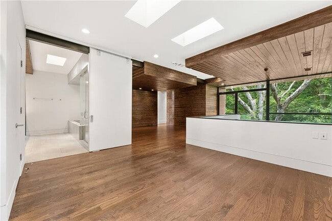Building Photo - 2105 Fairhaven Cir NE
