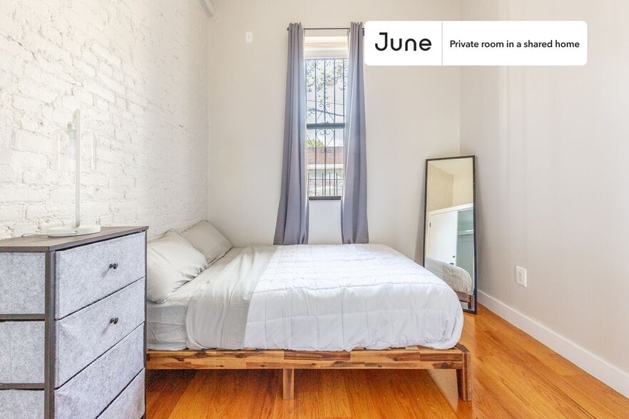 Building Photo - Room in Shared 4 bed/2 bath home