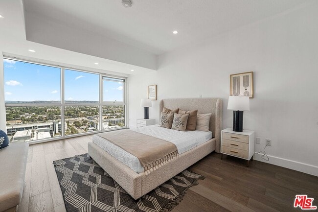 Building Photo - 13600 Marina Pointe Dr