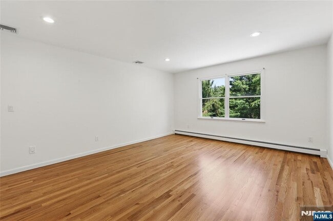 Building Photo - 2 W Saddle River Rd