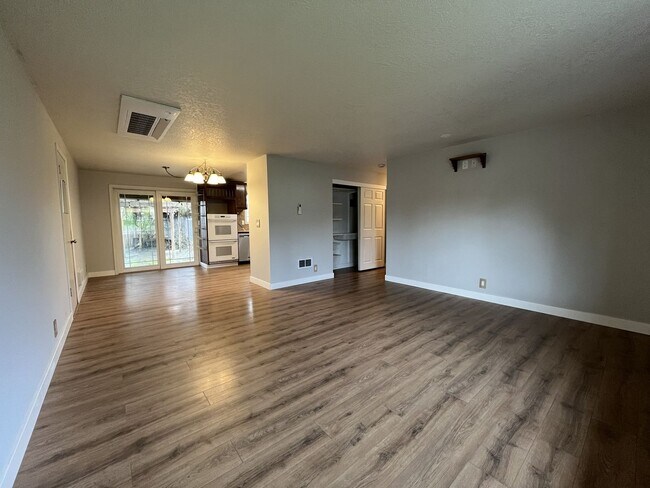 Building Photo - Beautifully Maintained Single-Level 3 Bedroom Home in North Plains Featuring Flexible Living Spac...