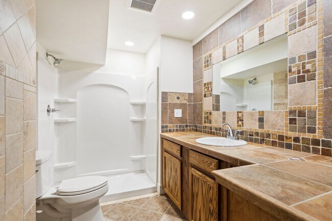 Building Photo - Spacious Home in a Great Location!