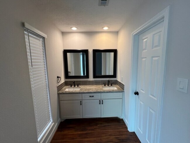 Building Photo - 967 Memorial Village Dr