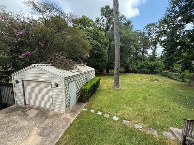 Building Photo - ** 3 Bed 1 Bath located in Hillwood Club o...
