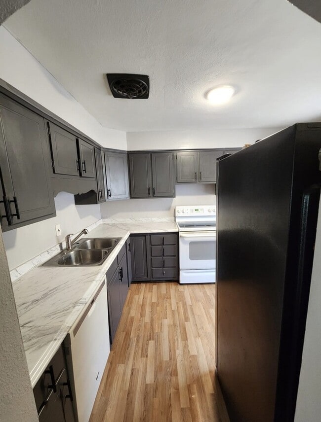 Building Photo - Duplex