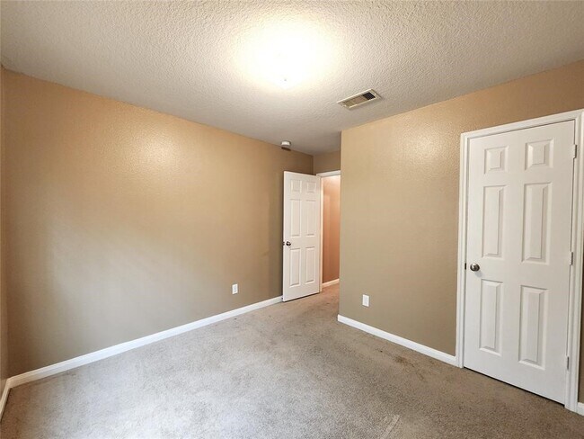 Building Photo - 927 Paradise Rd