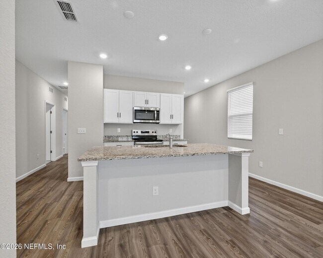 Building Photo - 14757 Cashew Ave