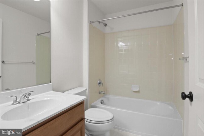 Building Photo - 42824 Edgegrove Heights Terrace