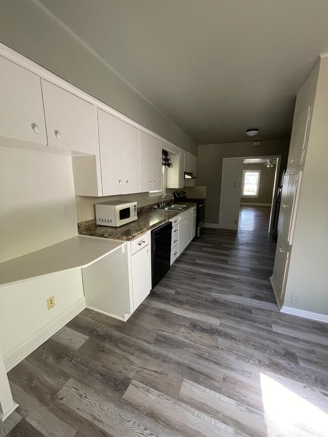 Building Photo - 935 Allen Ave