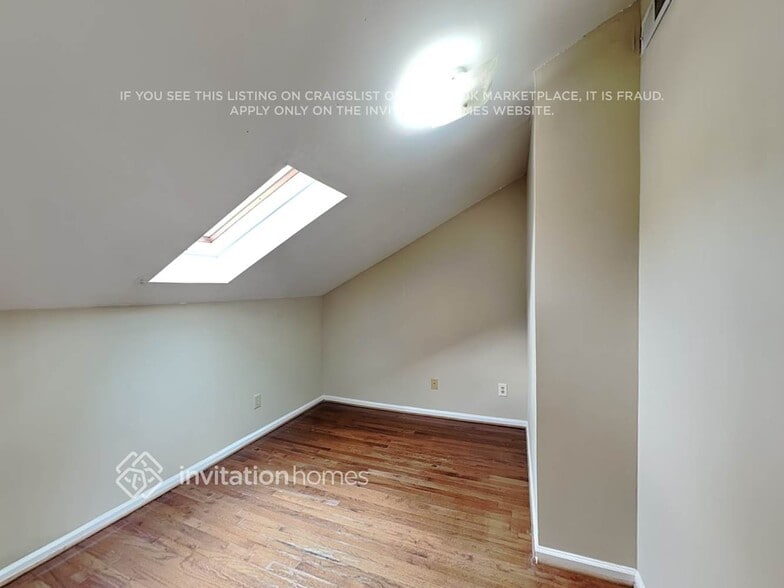 Building Photo - 2225 Sloan Dr