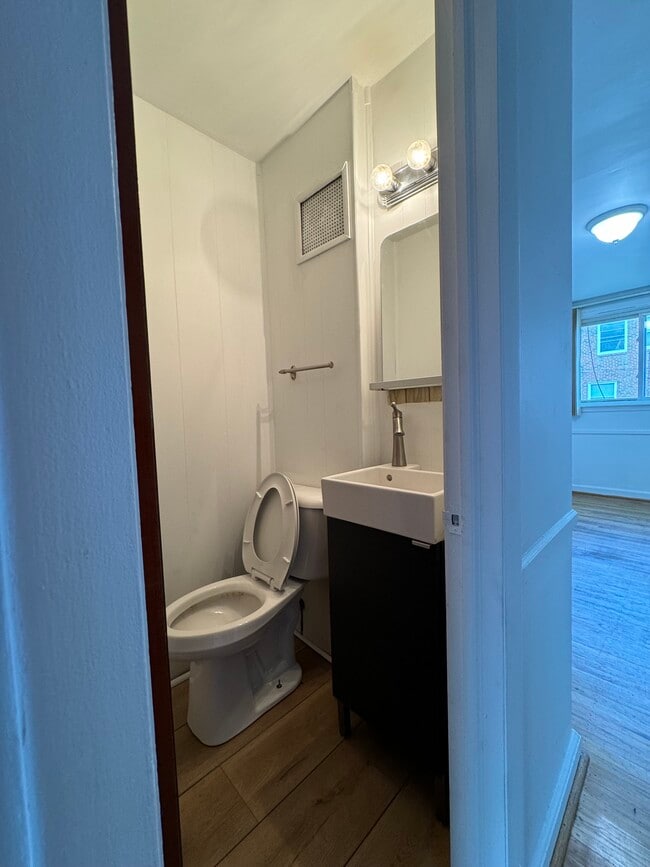1/2 bathroom 3 - 205 W Colonial St