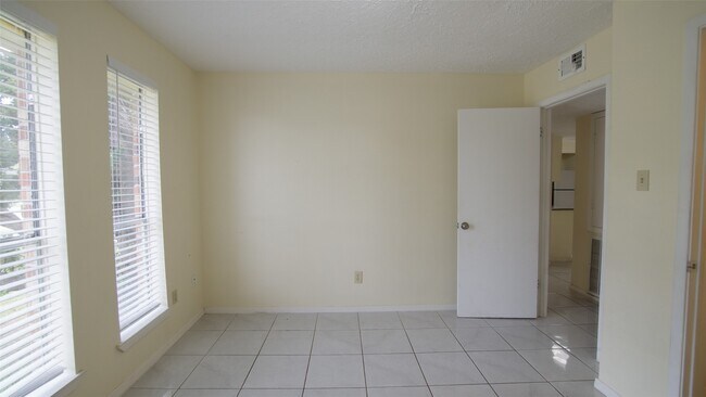 Building Photo - 9102 Benthos Dr