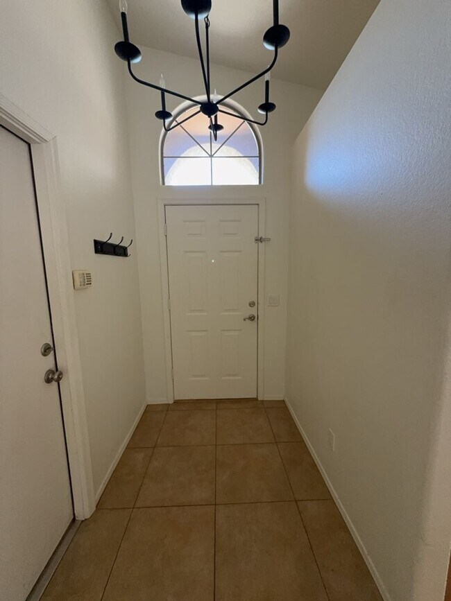 Building Photo - 3bedrom 2 bath
