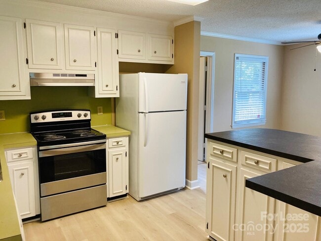 Building Photo - 21640 Colina Dr