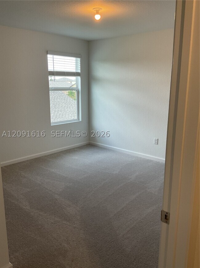 Building Photo - 5924 NW Fairfox Wy