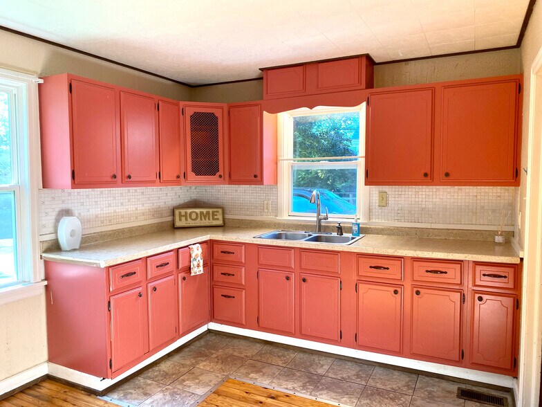 Building Photo - 608 S Webber St