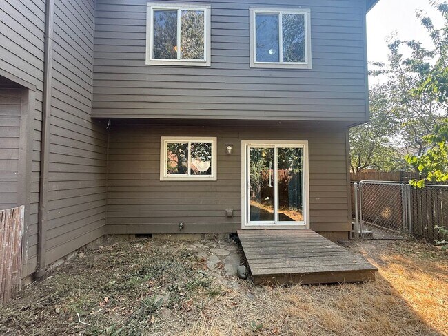 Building Photo - 683 SE 197th Ave