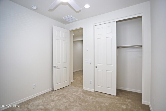 Building Photo - 977 W Finch Dr