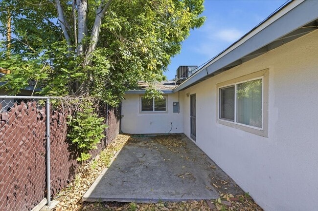 Building Photo - Prime Location for Busy Med Students