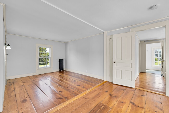 Building Photo - 1070 Enfield St