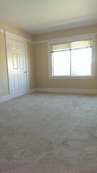 Building Photo - 915 Grand Ave