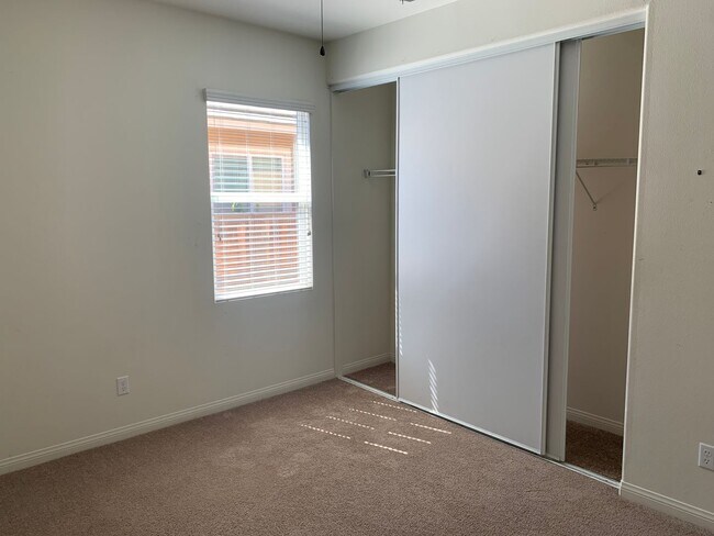 Building Photo - Single Story 3 bed 2 bath with Den