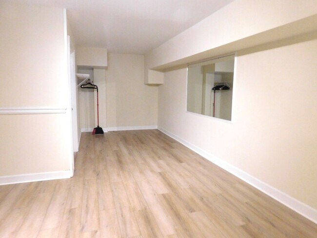 Building Photo - Lovely Townhome Available In Yacht Cove
