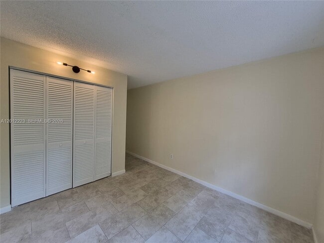 Building Photo - 6528 SW 41st Ct