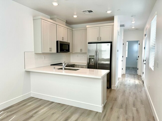 Building Photo - Application Pending - Newer One Bedroom in...