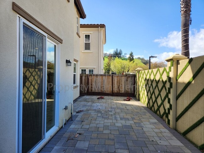 Building Photo - ***Spectacular 2-Story 4 bed, 2.5 bath, 2,...