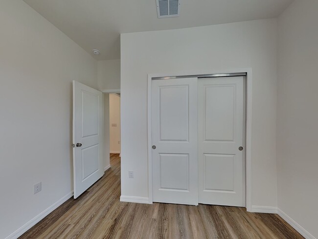 Building Photo - 23406 Racine Ave