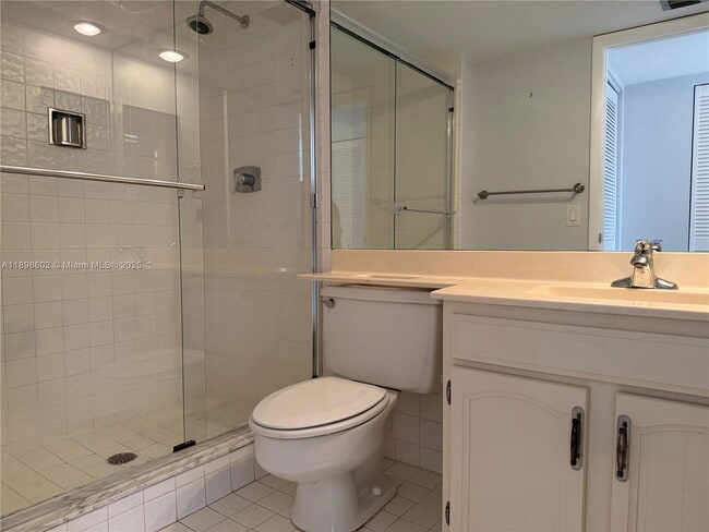 Building Photo - 3200 Port Royale Dr N