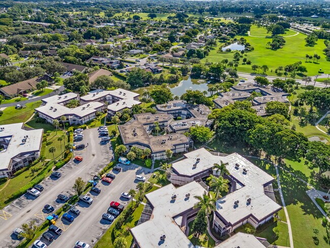 Building Photo - 2 Greenway Village N