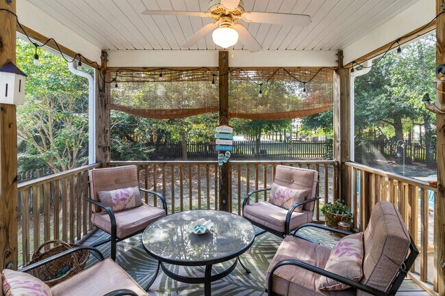 Building Photo - PERFECT "WORK FROM HOME" LOCATION