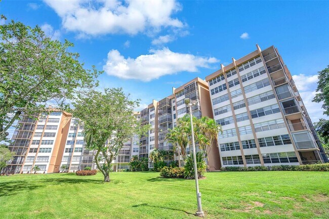 Building Photo - 1300 St Charles Pl