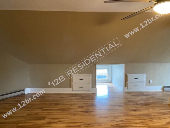 Building Photo - 2-Bedroom 3rd Story Unit in Toledo's Histo...