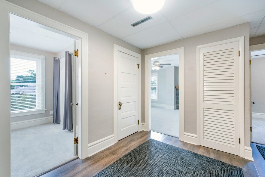 Building Photo - 126 E Main St