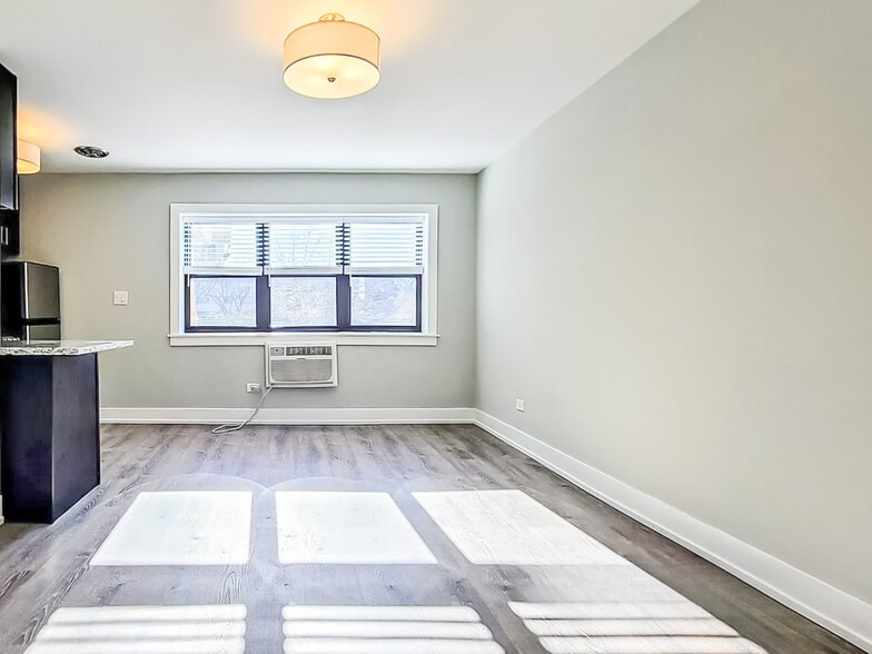 Building Photo - 454 W Barry Ave