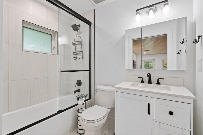 Building Photo - 608 SE 5th St