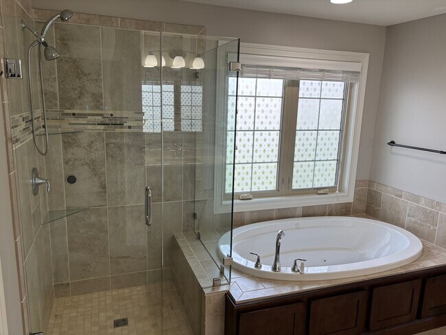 Building Photo - Single Family Home - Available For Rent in Old Hawthorne!