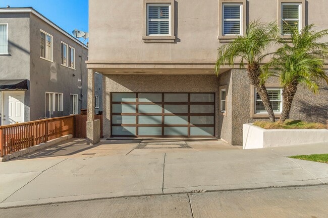 Building Photo - 1077 10th St