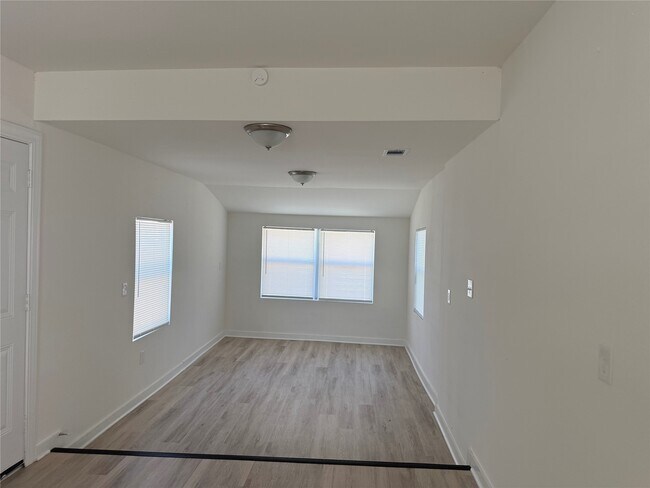 Building Photo - 815 17th Ave N