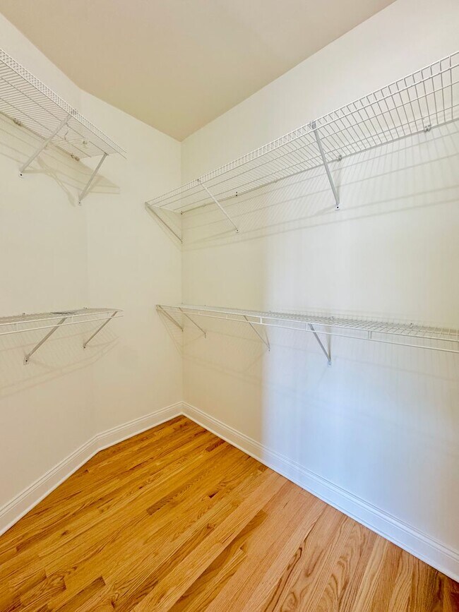 Building Photo - Fully Renovated 3-Bed/2-Bath in Lincoln Park, Parking Included!
