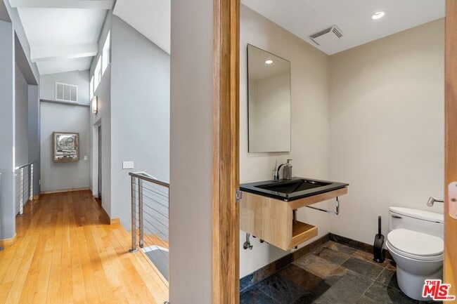 Building Photo - 8614 Hollywood Blvd