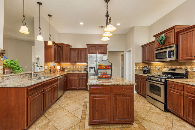 Building Photo - 5 Bed House convenient to Navarre and Hurl...