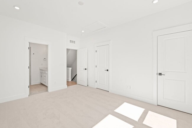 Building Photo - (Move-in Special) 3 Bedroom Townhome in LoSo!