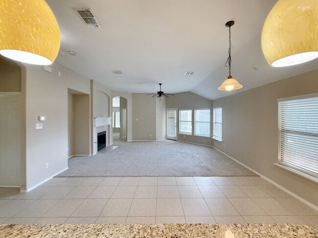 Building Photo - Beautiful, spacious 3B/2B home near the lake