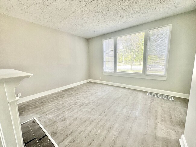 Building Photo - 2901 S 43rd St