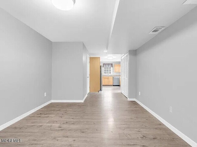 Building Photo - 61 Lynn Dr