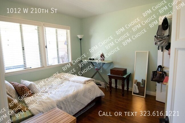 Building Photo - 1012 W 210th St